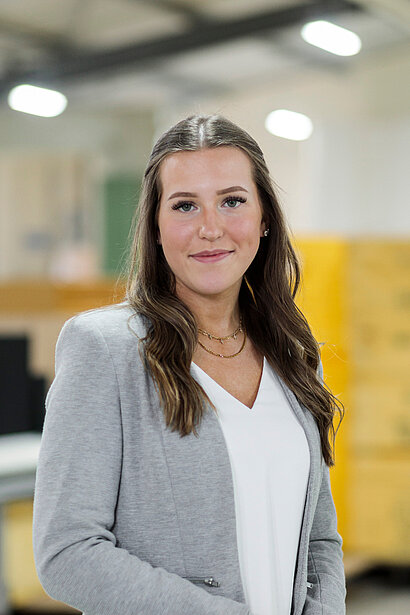Jana Bastian, Ausbildung Industriekauffrau