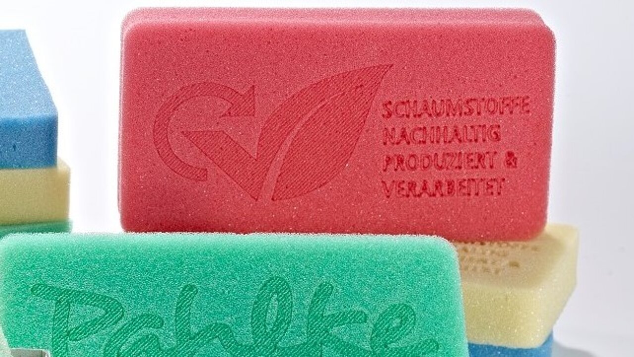Sustainable foams based on chemically recycled raw materials
