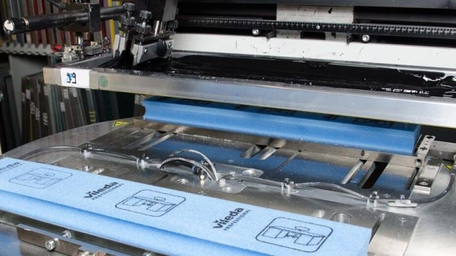 Printing on foam materials using screen printing