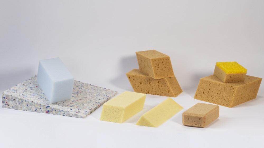 schraegschneidemaschine-schräggeschnittene-produkte-pahlke-schaumstoffe Schräggeschnittene Produkte dank der neuen Schrägschneidemaschine